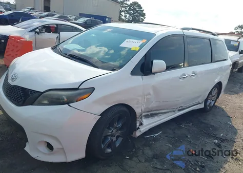 2016 Toyota Sienna Se 8 Passenger z USA, uszkodzony, nr VIN 5TDXK3DC4GS721413